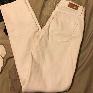 White Levi’s jeans